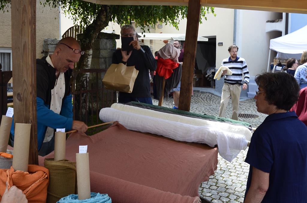 Gratis Download:  Tipps für den Stoffselbstkauf. Wir bieten Maßschneiderei für Damen und Herren. Wenn Du eigene Stoffe mitbringst, beachte bitte die folgenden Empfehlungen!