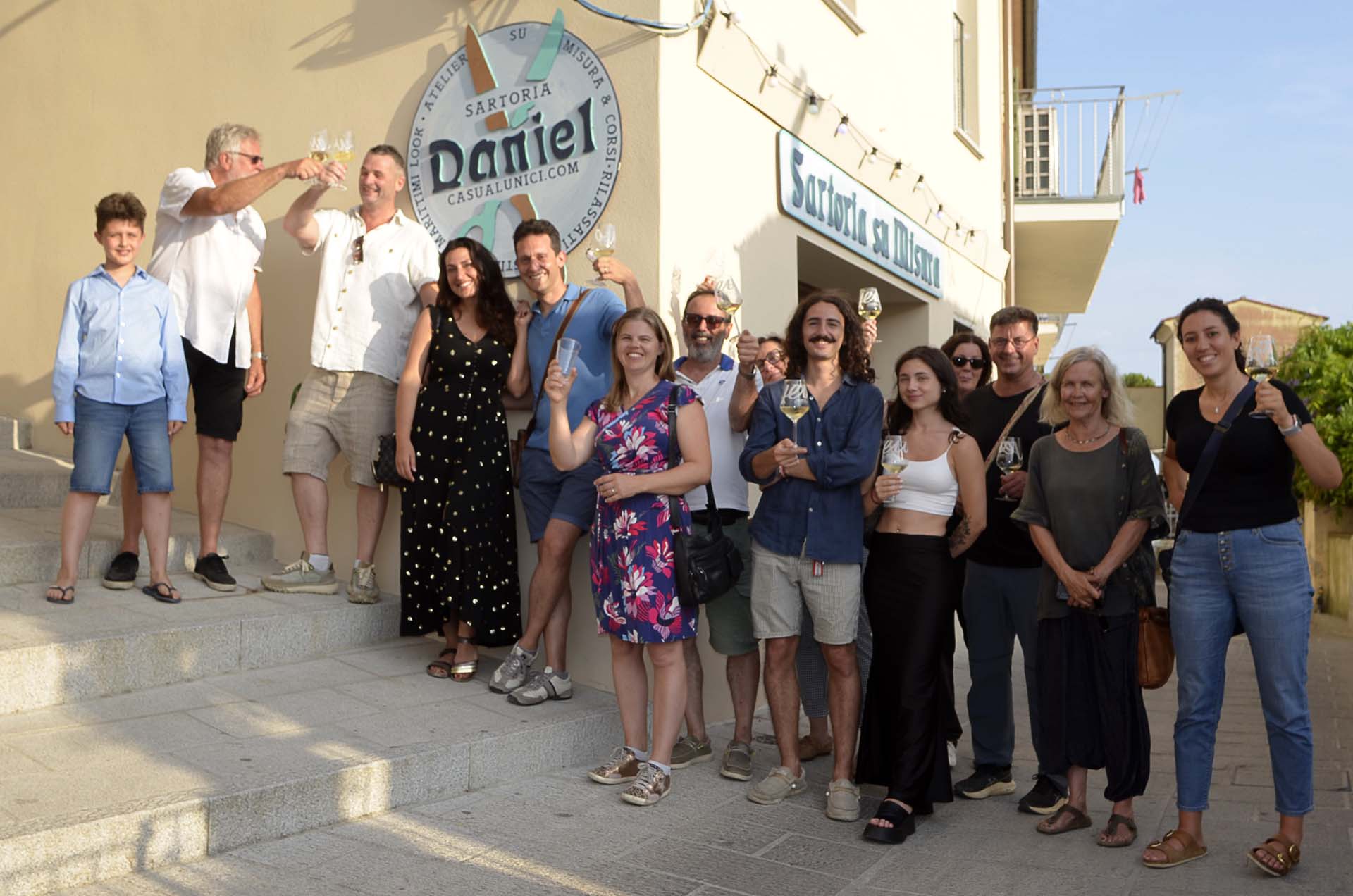 DANIEL Sartoria Su Misura e Corsi ha aperto ieri a Capoliveri
Una celebrazione di apertura riuscita caratterizzata da un’atmosfera entusiasta: “La collezione Rilassate e il vino Frizzante”!