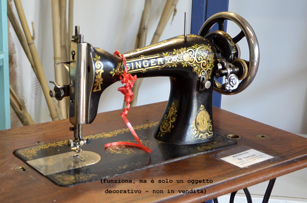 Macchinada Cucire (funziona, ma è solo un oggettodecorativo - non in vendita) Sartoria Su Misura Capoliveri Inaugurazione