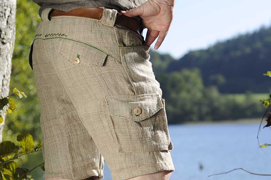 Bermuda aus Brennnessel mit Blasebalgtaschen seitlich